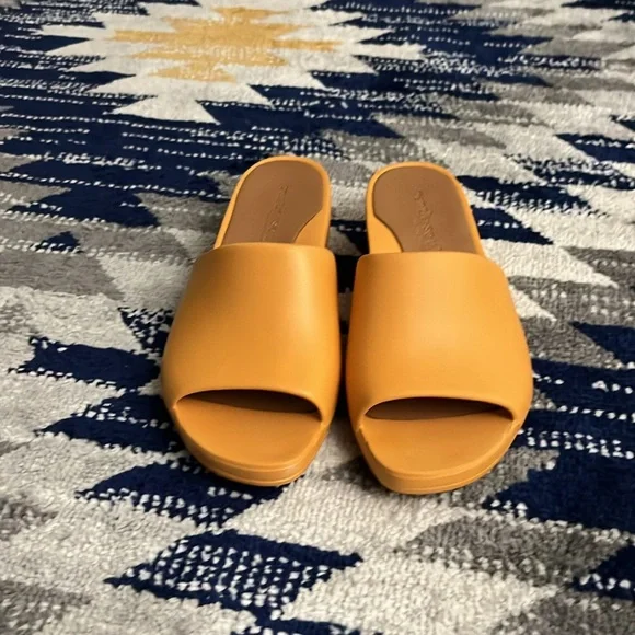 Gentle Souls by Kenneth Cole Gisele Wedge Slide Sandals - Picture 2 of 7